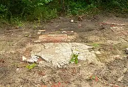 Freigelegte Reste einer Estrichplatte eines Gebäudes