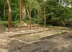 Freigelegte Fundamentreste und Metallstelen des Gedenkortes