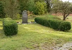 Der zweite Gedenkstein auf dem früheren Appellplatz des Lagers nahe dem Lagereingang, 1994 gestiftet von der belgischen Stadt Leuven