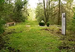 Gedenkstein und Weg am Standort des 1964 gesprengten Krematoriums