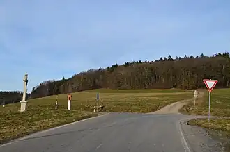 Links die Passhöhe Kalter Wangen (607 m) und im Hintergrund der Aufstieg zum Kalter Wangen (671 m)