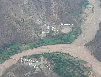 Blick auf Kacha Kacha (oben) und den Nachbarort Porongo (unten) aus einem Flugzeug. Der Río Luje (rechts oben) mündet in den Río Chico (unten, von links nach rechts).