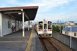 Bahnsteig der Jōhoku-Linie
