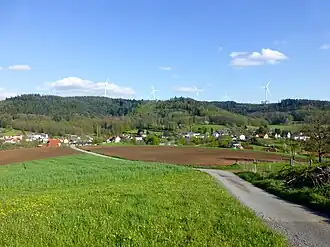 Blick vom Nibelungensteig nordwestlich von Weschnitz zum Kahlberg mit dem vorgelagerten Kapellenberg.
