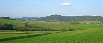Der Kahlenber, links im Hintergrund der Istenberg (größeres Panorama)
