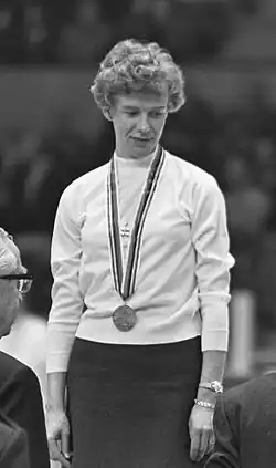 Kaija Mustonen bei der Siegerehrung 1968