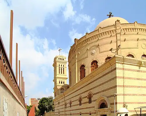Blick von der Straße, links die Metrostation Mar Girgis („St.&nbsp;Georg“)