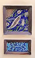 Zwei bemalte Keramikfliesen