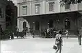 Kaiser Franz Joseph besteigt vor dem Bahnhofsgebäude eine Kutsche, 1912