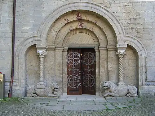 Verkröpfter Sockelwulst und Bogenwulst über dem Löwenportal des Kaiserdoms Königslutter