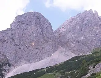 Ostwand des Kaiserkopfs (links), Ellmauer Halt (rechts), dazwischen die Rote-Rinn-Scharte als Übergang zum Kaisertal
