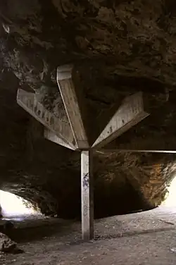 Stützen in der großen Höhle (Sicherungs­maßnahmen von 1977)