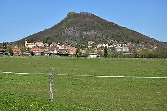 Blick auf Třebušín mit dem Kelchberg