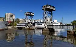 Die Eisen­bahn­brü­cke mit aus­ge­bau­ten Hub­über­bau