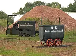 Ausgestellte Arbeitsfahrzeuge auf dem Werkgelände