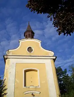 Die Kalvarienbergkirche hat ihren Namen von dem kleinen Hügel, auf dem sie erbaut wurde.