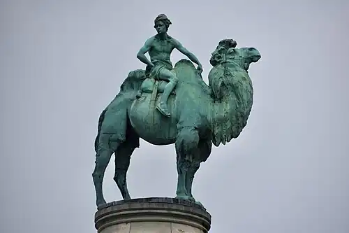 Kameltreiber auf dem Verwaltungsgebäude des Zoos in Antwerpen (Masse 3.000&nbsp;kg)[10]