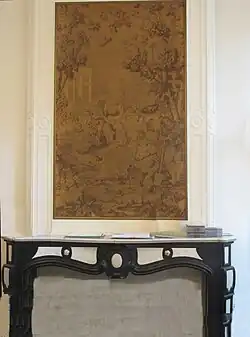 Kamin mit Wandteppich