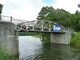 Straßenbrücke über den Kanal