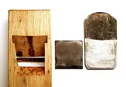 Klassischer Kanna, bestehend aus Holzkörper, Spanbrecher und Hobeleisen