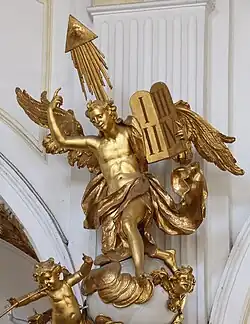 Engel mit Gesetzestafeln auf dem Schalldeckel