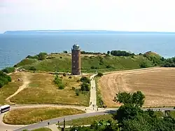 Peilturm mit dem Burgwall der Jaromarsburg dahinter