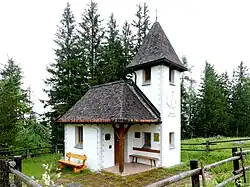 Bergopfer-Gedenkkapelle St. Bernhard auf der Kührointalm; li. Seitenansicht mit Eingangsbereich, re. mit Blick auf die Kührointhütte