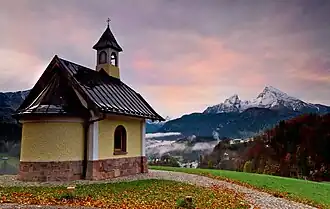 Blick über Berchtesgaden zum Watzmann