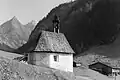 Kapelle in Madau gegen Seekogel und Seekopf (1956)
