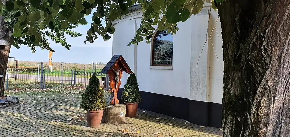 Platz neben der Kapelle mit Kreuz