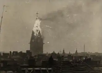 Brennender Kirchturm nach einem Bombenangriff, 1944