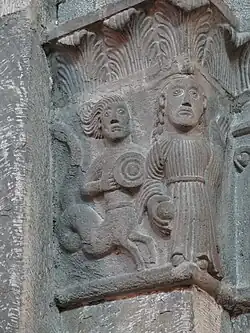 Kapitell: Fabelwesen und Frau mit Apfel (Eva)