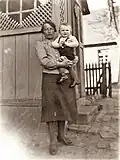 Bäuerin Frieda Herta Anna Kriesel, geb. Weber, mit Sohn Werner Reinhard Ferdinand (1942)
