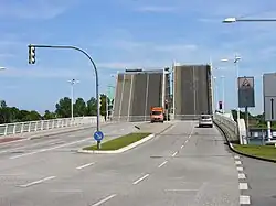 Nordseite der geöffneten Klappbrücke der B&nbsp;203 über die Schlei