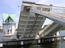 Brücke beim versetzten Herunterfahrens der vier Brückenflügel