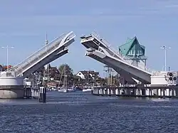 Öffnungsphase der Klappbrücke über Schlei – Ansicht von Westen
