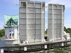 Klappbrücke mit beiden aufgestellten Klappflügeln der Brücken-Südseite