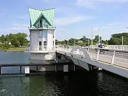 Brückenwärterhaus mit geschlossener Klappbrücke der B&nbsp;203 in Kappeln