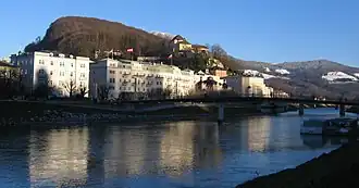 Kapuzinerberg, vom Salzachufer in der Stadt Salzburg gesehen