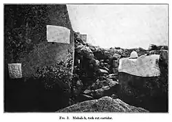 Felskorridor mit Abklatschpapier auf den Inschriften, Photo der Cornell-Expedition 1907