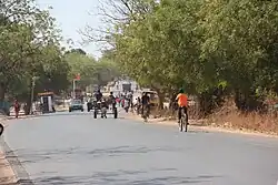 Verkehr auf der Hauptstraße von Karang Poste (2018)