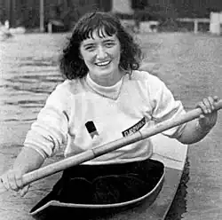 Karen Hoff im Kajak bei den Olympischen Spielen 1948 in London, frontal fotografiert beim Paddeln auf dem Wasser – sie trägt Sportkleidung mit der Aufschrift ›Danmark‹.