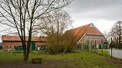 Therapiehof der Klinik in einem Gulfhaus