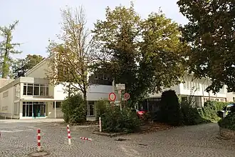 Turnhalle und Haus 5