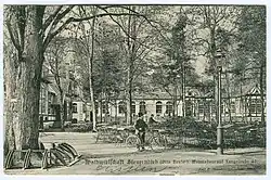 Radfahrer vor rund 4000 Sitzplätzen der neuen „Waldwirtschaft Steuerndieb“ um 1900 Lichtdruck von Karl F. Wunder, 1905