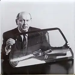 Schwarzweißaufnahme von Heinz Kunert mit einer Autoscheibe