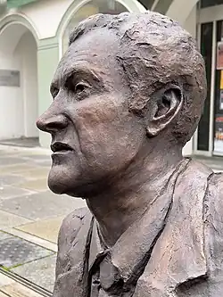 Denkmal Karl Obermayr, Schauspieler Karl Obermayr, Freising, Freisinger Schauspieler, Bronzestatue, Bronzeskulptur, Ioana Luca, Künstlerin, Bildhauerin, Düsseldorfer Künstlerin,