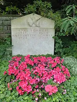 Karl Schweri (1917–2001) Detailhandelsunternehmer. Grab auf dem Friedhof Witikon, Zürich