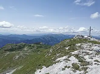 Gipfel des Karlhochkogels, Blick nach Südwesten über Karlalm/Mühlbachboden zu Festlbeilstein (mittig), Käfereck und Mühlbachkogel (links).