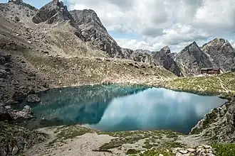 Karlsbader Hütte über dem Laserzsee